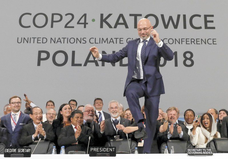 パリ協定の実施指針採択を祝うCOP24議長のクリティカ・ポーランド副環境相=ロイター