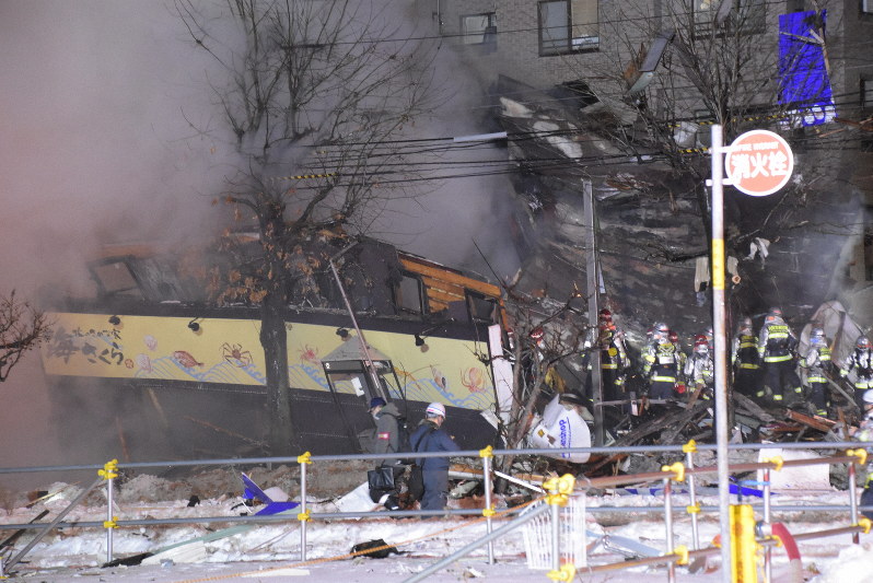 札幌の爆発 繁華街に大音響 建物崩壊、救助深夜まで | 毎日新聞