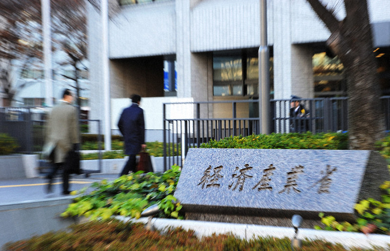 経済産業省庁舎=東京都千代田区霞が関で2011年12月、須賀川理撮影