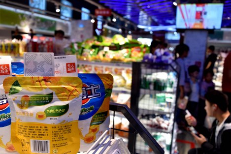 中国の「無人コンビニ」店内。商品に付けられたバーコードを出口の機械が自動で読み取り、スマホ決済で代金が引き落とされる＝中国・雄安新区で2018年10月4日午後、赤間清広撮影