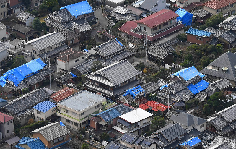 ブルーシートで覆われた屋根が目立つ住宅街=大阪府高槻市で2018年12月16日、本社ヘリから山崎一輝撮影