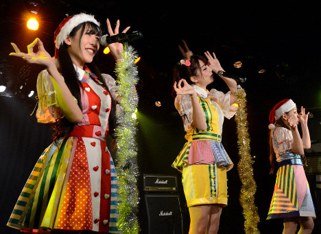 クリスマスソングを歌い、会場を盛り上げる秘密のオト女＝中嶋真希撮影