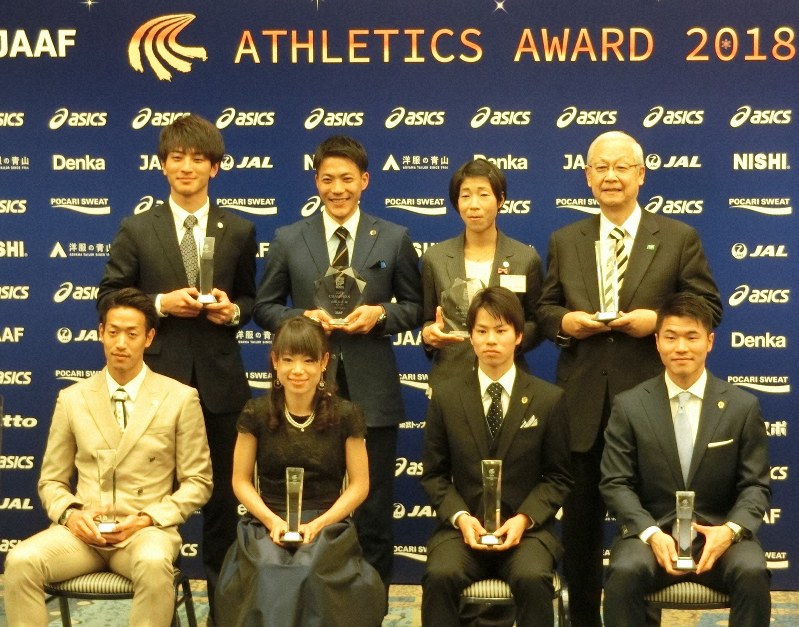 日本陸上競技連盟のアスレティックス・アワードで表彰された、優秀賞の山本聖途(前列左端)、池田向希(前列右から2人目)ら受賞者=東京都内で2018年12月17日、石井朗生撮影