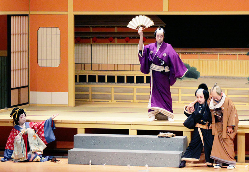 約400人の観衆を前に歌舞伎を熱演する子どもたち=兵庫県養父市関宮で、松田学撮影