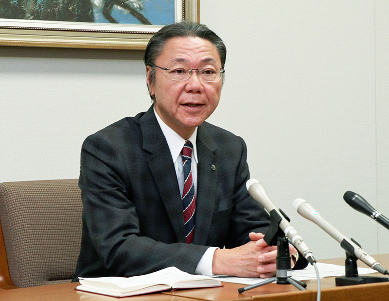 住民投票の結果を受け、記者会見する奈良県宇陀市の高見省次市長=同市役所で2018年12月16日午後10時22分、稲生陽撮影