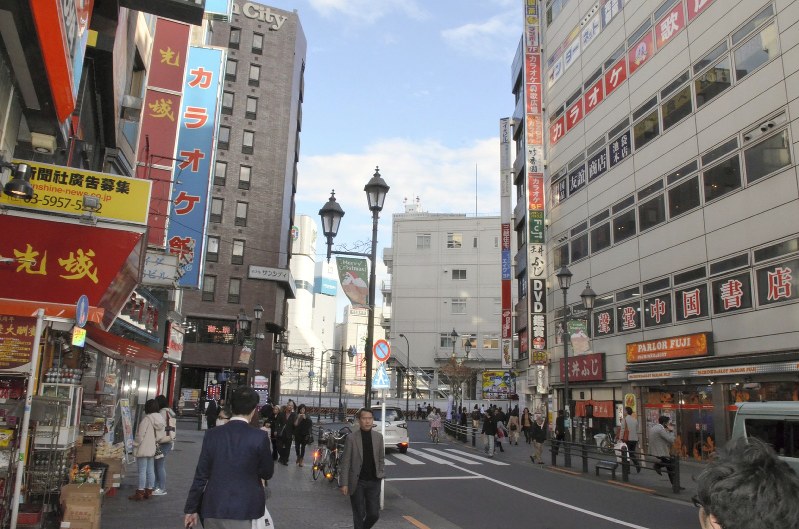中国系の飲食店や企業が立ち並ぶ池袋駅北口=東京都豊島区で、庄司哲也撮影
