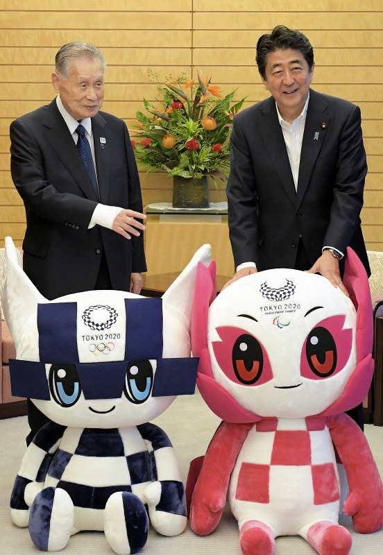 東京五輪・パラリンピックのマスコットを前に話す安倍晋三首相(右)と森喜朗元首相。森氏が首相にサマータイム導入を検討するよう要請していた=首相官邸で2018年8月7日、川田雅浩撮影