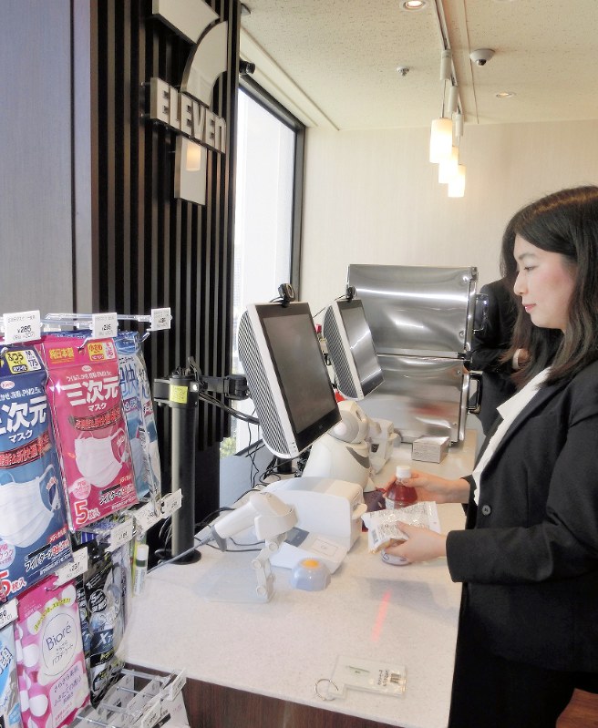 セブン-イレブンの実験店舗では専用端末に設置された小型カメラで顔を認証し商品を自動決済できる=東京都港区で2018年12月17日、今村茜撮影