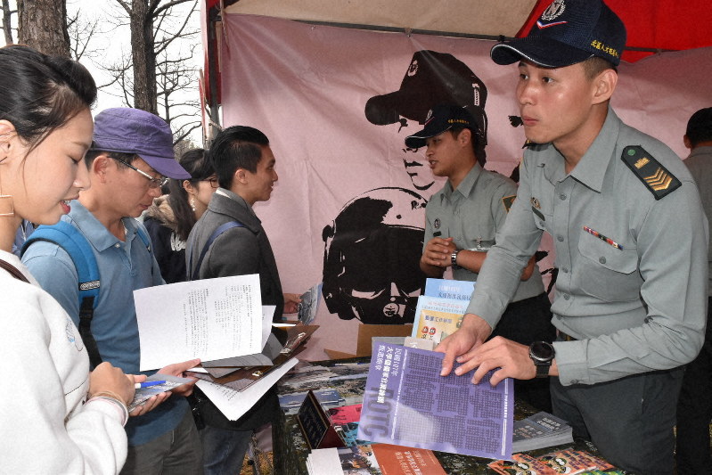 台湾軍は各地のイベントなどで、女性も含めて新兵の募集に力を入れている=台湾北部・桃園市で2017年9月、福岡静哉撮影