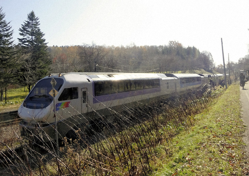 ラウンジ車両などから風景を楽しめるノースレインボーエクスプレス=2017年10月、田所柳子撮影