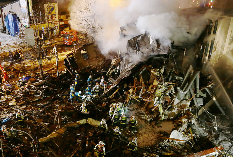 爆発した建物。写真左手前の不動産店は跡形もなく、中央の居酒屋も爆発と火災で大きく損壊した=札幌市豊平区で2018年12月16日午後10時37分、貝塚太一撮影