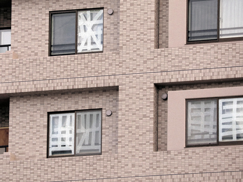 札幌爆発事故 割れた窓 募る寒さ 本格復旧は来年へ 毎日新聞