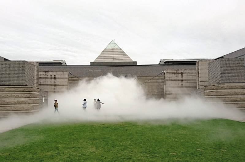 中谷芙二子の「霧の彫刻」。水戸芸術館で開催中の個展(来年1月20日まで)で実演している=永田晶子撮影