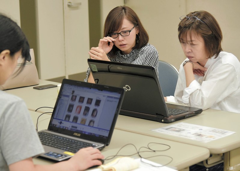 仙台市で開かれた、岩手県陸前高田市と宮城県気仙沼市保管の「思い出の品」の出張返却会=仙台市青葉区で2018年9月23日午後4時11分、百武信幸撮影