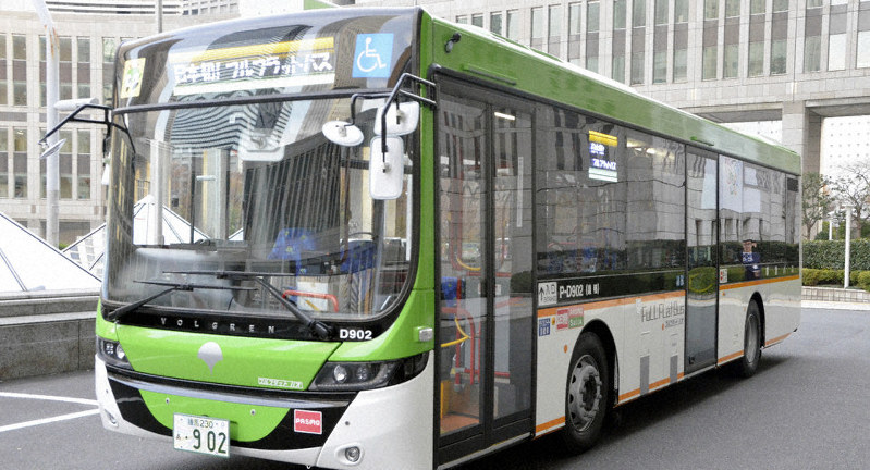 フルフラットバスお披露目 25日から国内路線バス初運行 バリアフリー化進める 毎日新聞