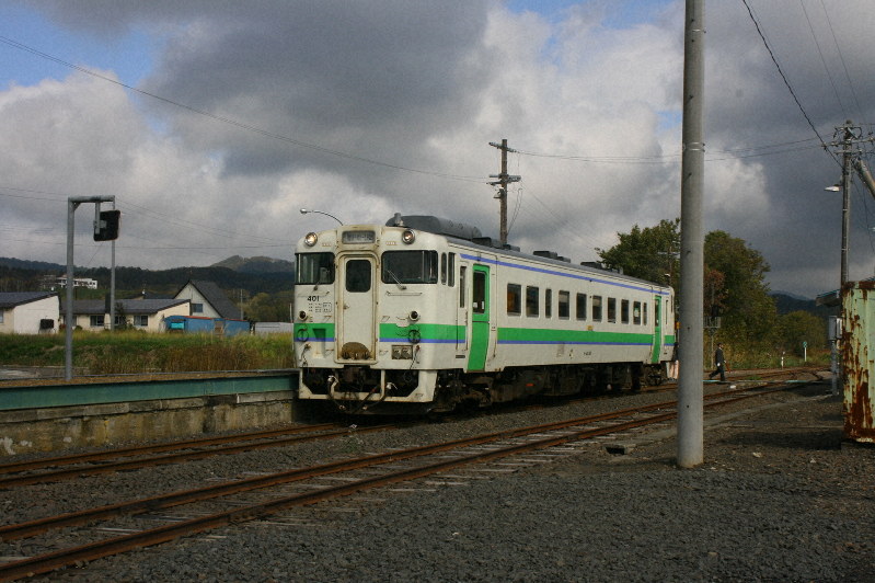 札幌方面に向かうJR札沼線の1両編成普通列車=北海道月形町の石狩月形駅で10月12日、渡部宏人撮影