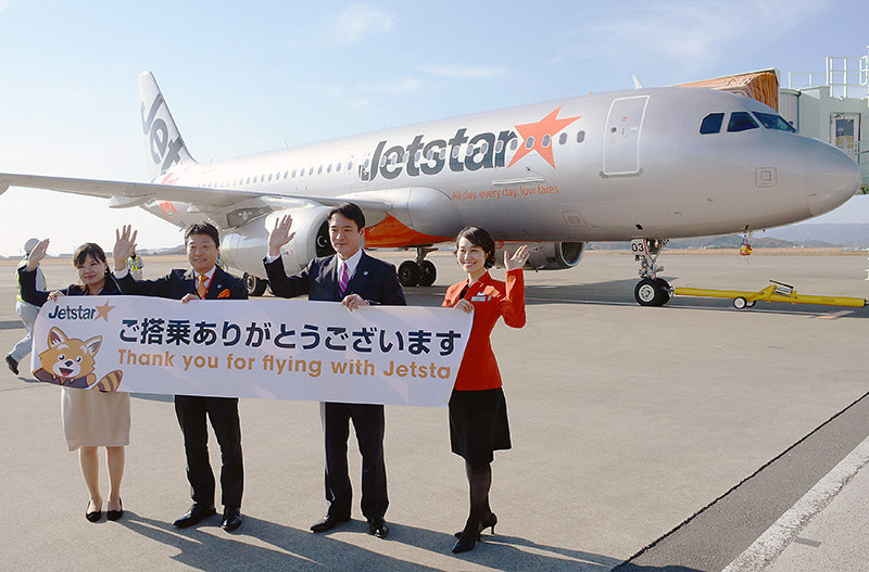 関西空港行きの就航便を見送る尾崎正直・高知県知事(右から2人目)とジェットスター・ジャパンの片岡優社長(同3人目)=高知県南国市の高知龍馬空港で、郡悠介撮影