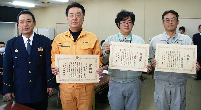 感謝状 あなたの判断に感謝 行方不明者を発見 保護 谷垣さん 村井さん 田合さん 奈良 毎日新聞