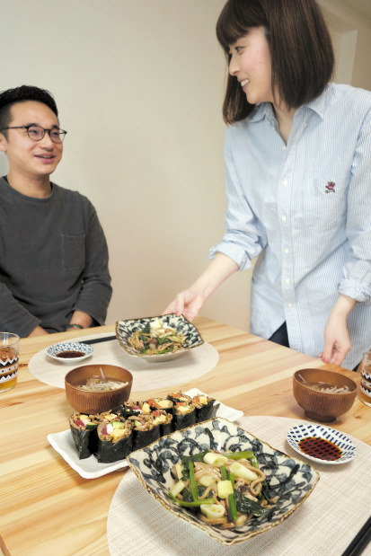 ベースパスタを使った創作料理を楽しむ梅原夫妻