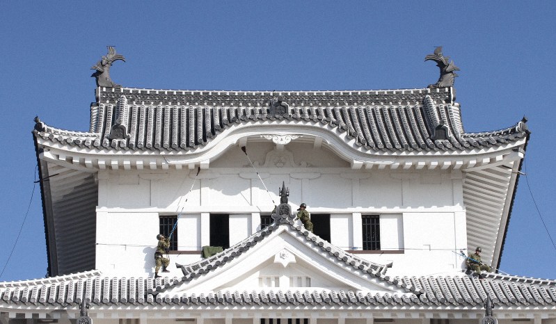 まるで忍者 姫路城 清掃 大作戦に陸自隊員500人 毎日新聞