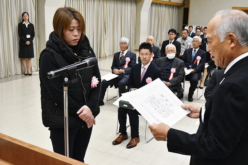 亡くなった山邊槙男さんに代わって感謝状を受け取る長女の梅田典子さん(左)=岡山県倉敷市役所で、林田奈々撮影