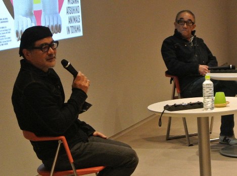 三沢厚彦さん（左）と対談する舟越桂さん