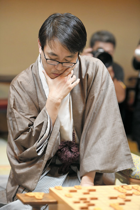 27年ぶりに無冠となり、考え込む羽生善治竜王=山口県下関市で2018年12月21日午後6時57分、上入来尚撮影