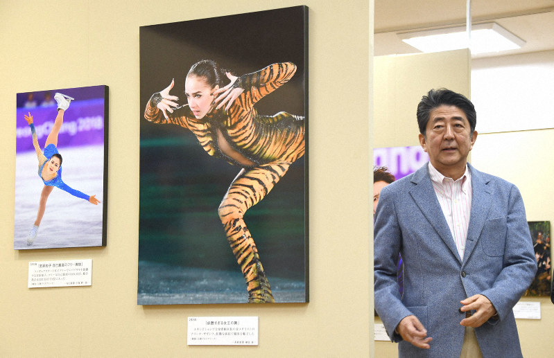 2018年報道写真展を訪れた安倍晋三首相=東京都中央区の日本橋三越で2018年12月22日午後4時、藤井太郎撮影