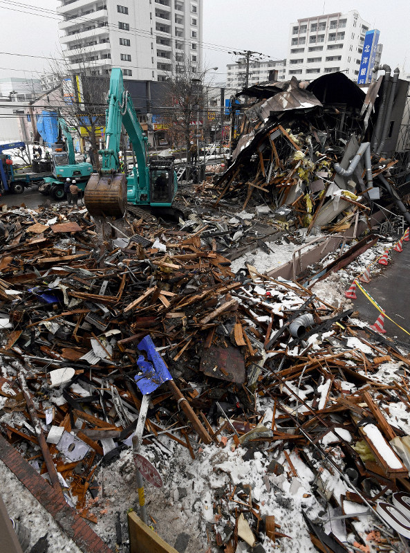 がれきの片付け作業が続く爆発現場=札幌市豊平区で2018年12月22日午後1時17分、竹内幹撮影