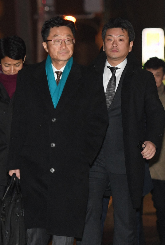住民説明会の会場に入るアパマンショップリーシング北海道の佐藤大生社長(右)=札幌市豊平区で2018年12月22日午後6時34分、竹内幹撮影