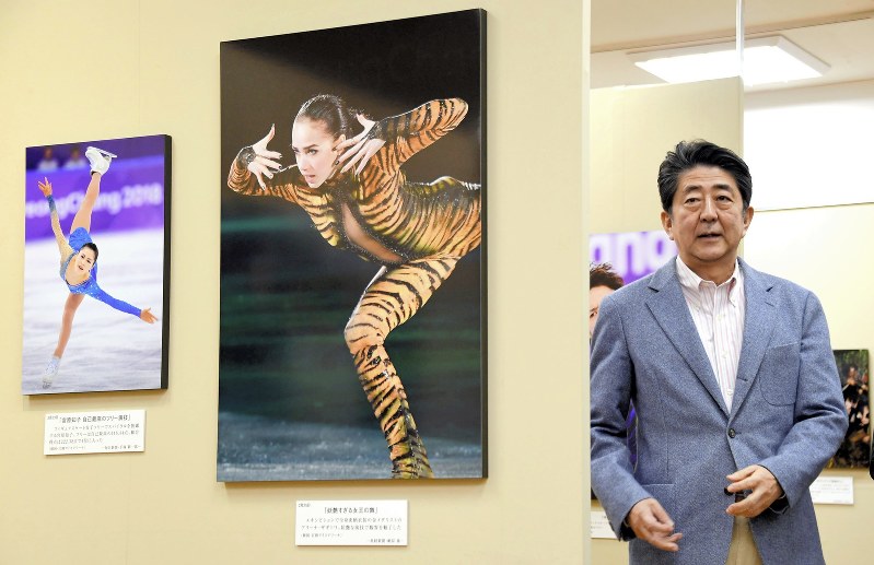2018年報道写真展を訪れた安倍晋三首相=東京都中央区の日本橋三越で2018年12月22日、藤井太郎撮影