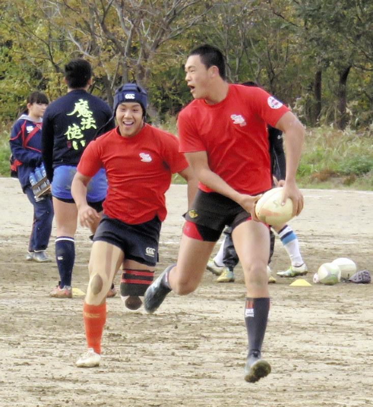 淀川河川敷のグラウンドで練習する常翔学園の選手たち=大阪市内で2018年12月7日、村社拓信撮影