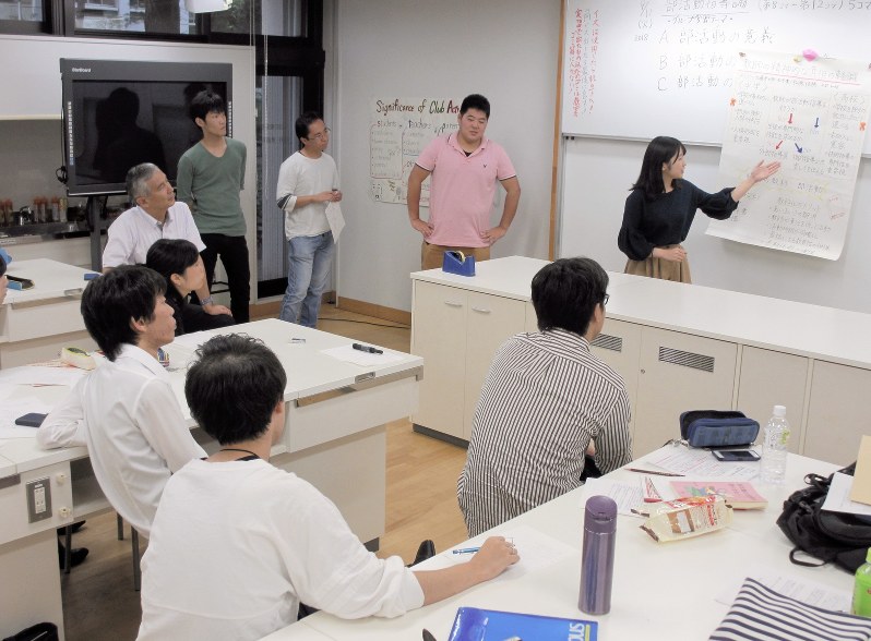 部活動の意義や課題について発表する学生たち=東京都豊島区の学習院大学で2018年9月11日、伊澤拓也撮影