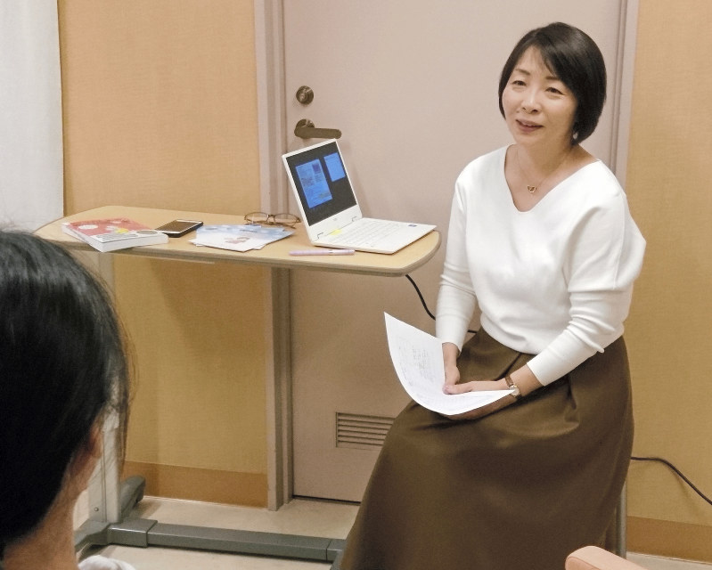 帝王切開講座でお産前の女性に話しかける細田恭子さん=神奈川県鎌倉市の「ティアラかまくら」で2018年12月16日、田村佳子撮影