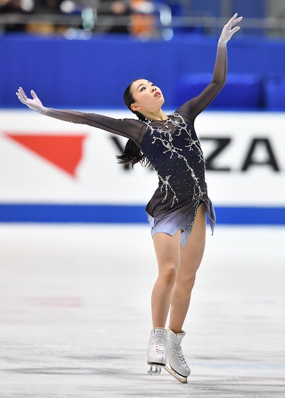 THE ICE 当選品 坂本花織 宮原知子 三原舞依　直筆サイン入　限定品 フィギュア：全日本選手権開幕 女子SP坂本花織が首位 [写真