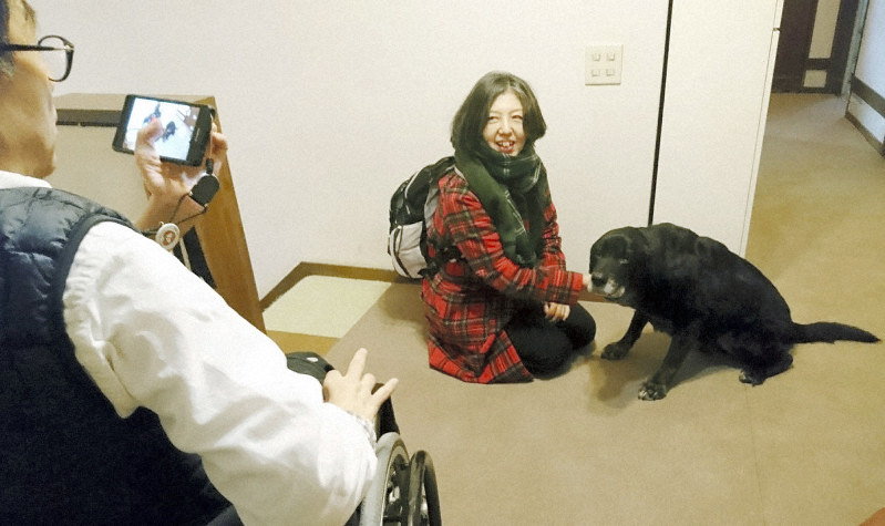 パピーウオーカーの般若小百合さんと再会し、うれしそうな表情を見せるエルモ=宝塚市の木村さん宅で2018年12月22日、高尾具成撮影