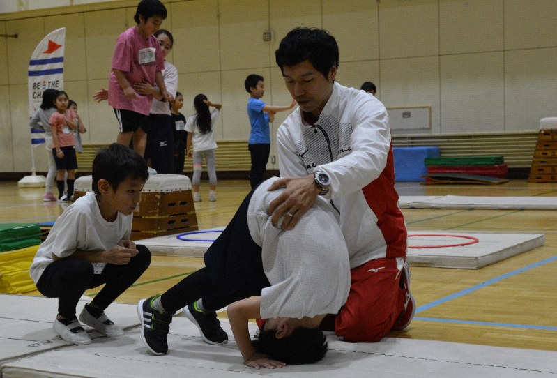 五輪金の水鳥寿思さんが体操教室 小学生42人が参加 毎日新聞