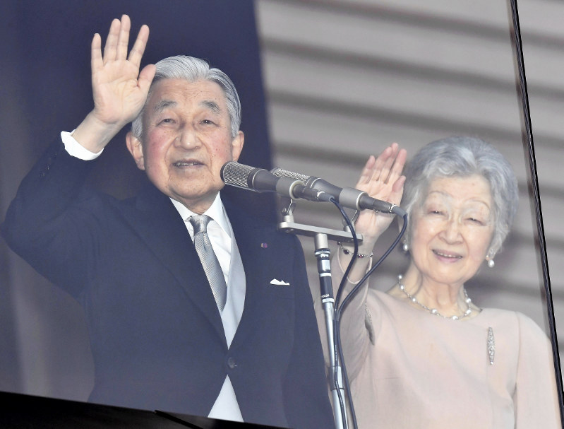 85歳の誕生日を迎え、一般参賀で手を振られる天皇、皇后両陛下=皇居で2018年12月23日午前11時3分、宮間俊樹撮影