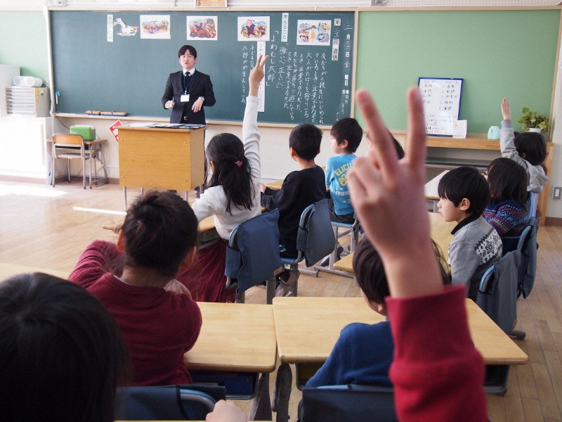 道徳の授業で先生の問いに答えようと手を挙げる子どもたち=東京都国分寺市の市立第五小学校で2018年2月、金秀蓮撮影