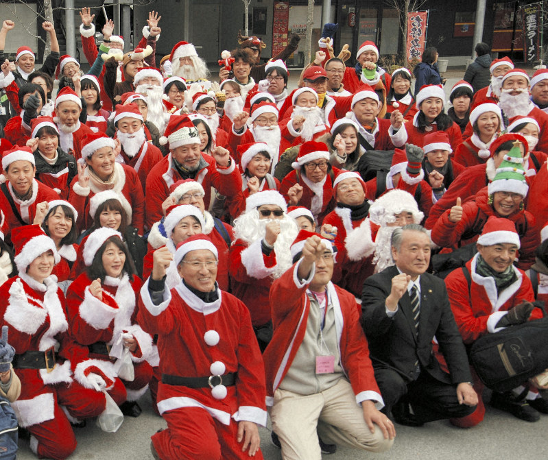 102人のサンタ集合 被災地に「笑顔と夢」届け 釜石など | 毎日新聞