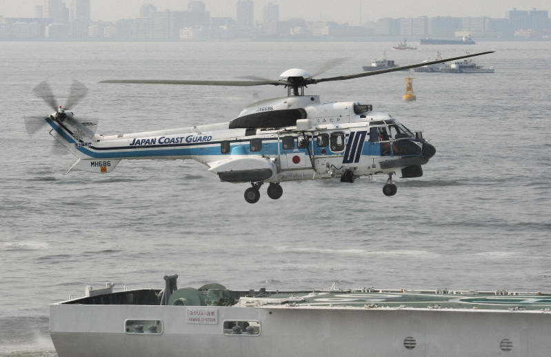 海上保安庁観閲式で巡視船に着船するスーパーピューマ332(MH686)=東京湾で2008年5月17日、米田堅持撮影