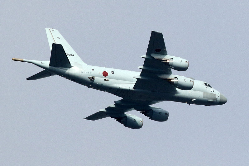 海上自衛隊の対潜哨戒機P-1=東京都調布市で2017年5月14日、小座野容斉撮影