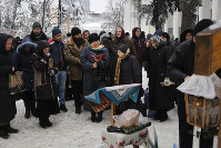 統一教会の結成に抗議して議会前に集まったモスクワ聖庁の信徒たち＝キエフで20日、AP