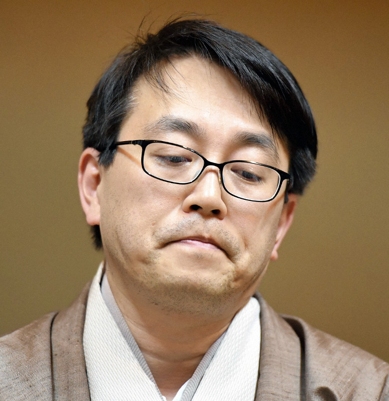 27年ぶりに無冠となり、盤上を見つめる羽生善治竜王=山口県下関市で2018年12月21日午後7時、上入来尚撮影