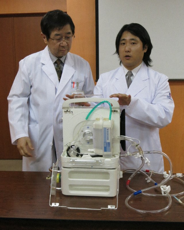 開発した人工心肺補助装置の説明をする国立循環器病研究センターの巽英介・人工臓器部長(左)と片桐伸将特任研究員=大阪府吹田市で2018年12月25日午後4時47分、鳥井真平撮影
