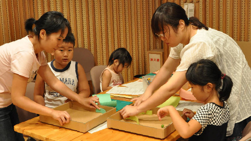 ダンボールでおもちゃを作る親子