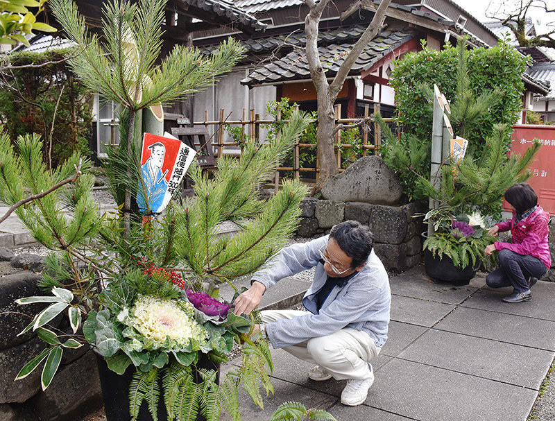 地元の山林で材料を調達して作られた門松=滋賀県長浜市高月町の雨森芳洲庵で、若本和夫撮影