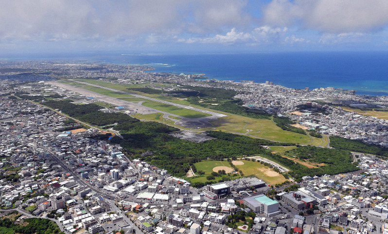 他の米軍基地所属の外来機の飛来が急増している米軍普天間飛行場=沖縄県宜野湾市で2018年9月16日、本社ヘリから森園道子撮影