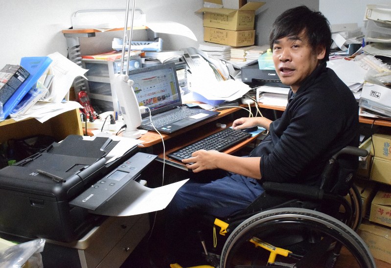 パソコンの前で「販売面で結果を出して農家ハンターの活動を支えたい」と話す宮川誠さん=熊本県宇城市で2018年12月4日、福岡賢正撮影