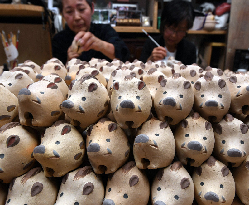 イノシシの土鈴作り最盛期 北海道神宮 | 毎日新聞
